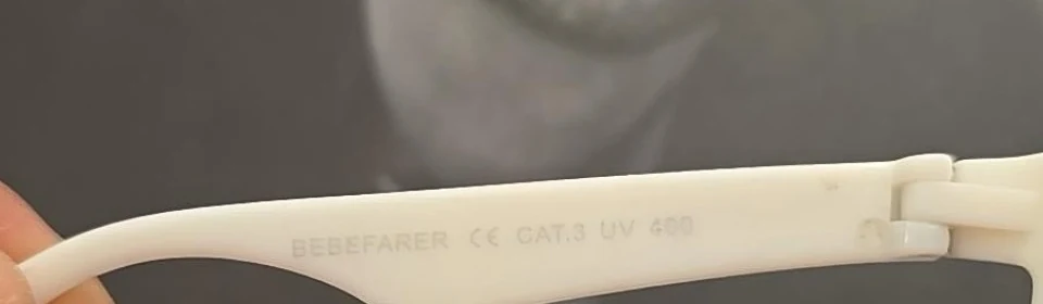 Fotografía directa de la patilla original con el marcado BEBEFARER CE CAT.3 UV 400